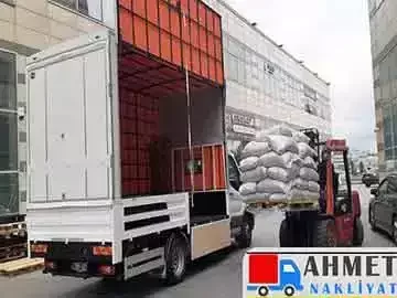 İstanbul içi Taşıma işi yapan ekibimiz ister paletli veya paketlenmiş yüklerinizi istediğiniz İstanbul içi Taşıma işlemini kapsayacak şekilde güvenilir bir şekilde taşımaktayız, dökme (serme) yük taşıma işleride yapılmaktadır.Ahmet nakliyat şehir içi yük taşıma